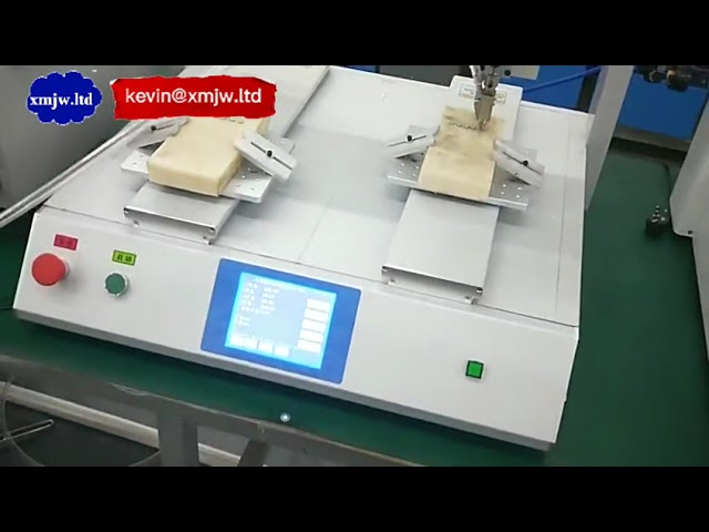 Pneumatický automatický šroubovací stroj s tříosým pojezdem a dvěma hlavami