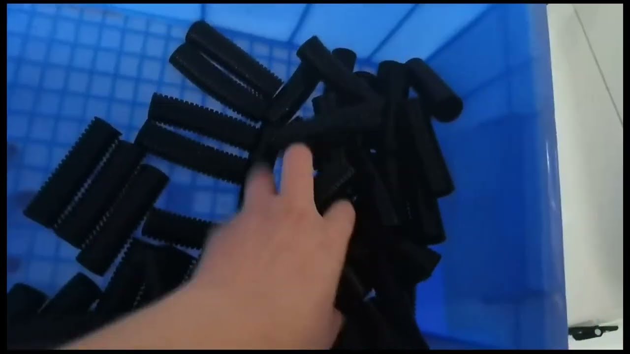 Automatický stroj na řezání plastových trubek pro pumpičkové rozprašovače a vlnité trubky