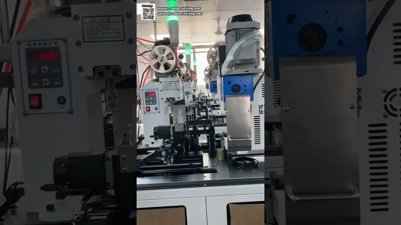 Automatický stroj na kroucení drátů, krimpování koncovek a vkládání do pouzder – vše v jednom