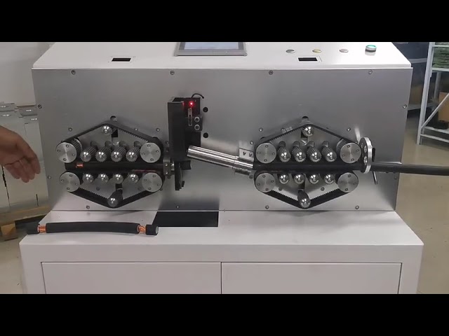 Plně automatický počítačem řízený odizolovací stroj pro velké hranaté kabely – max. 150 mm²