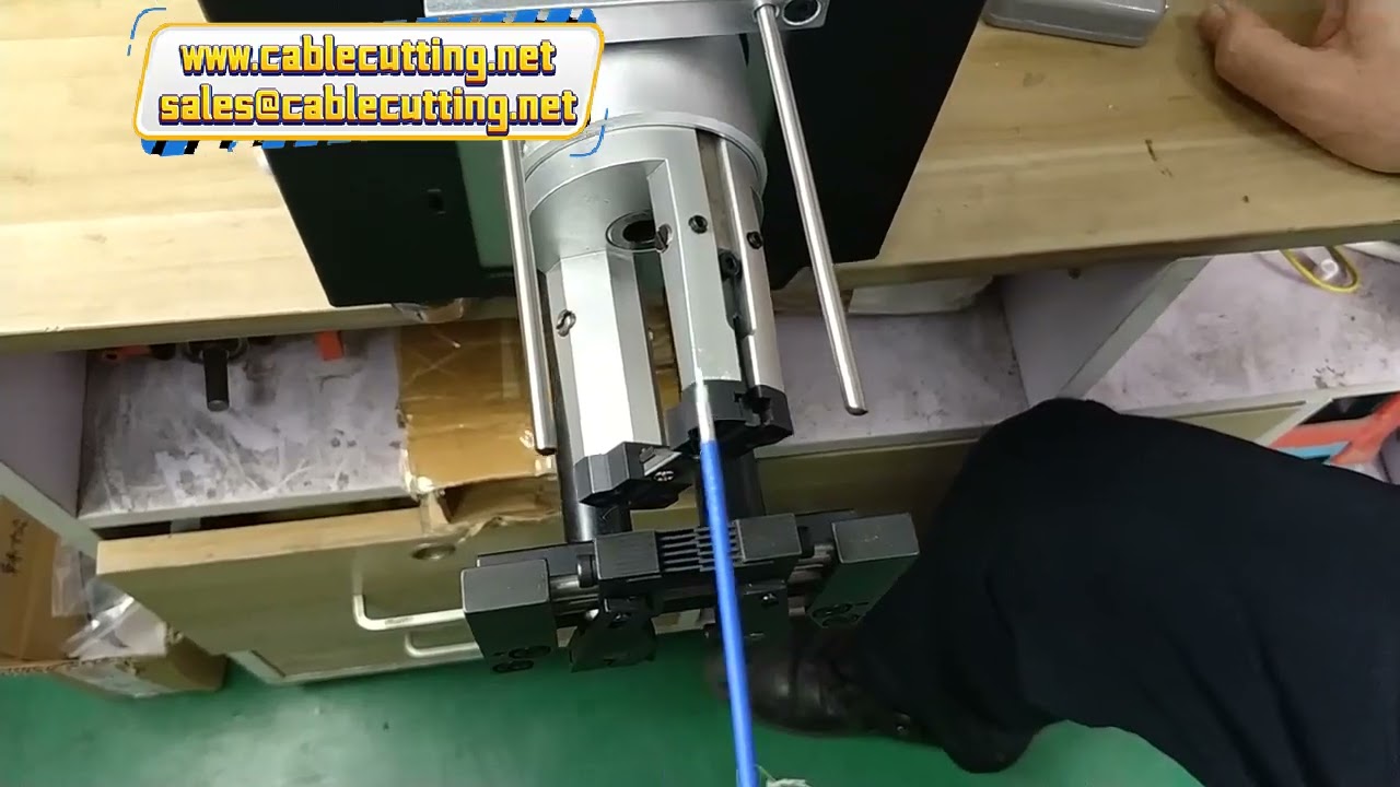 Poloautomatický servomotorový rotační odizolovač a krouticí stroj na koaxiální kabely