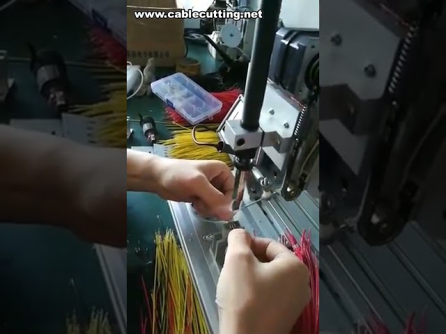 Poloautomatická pájecí stroj pro pájení mikrospínačů a propojovacích vodičů
